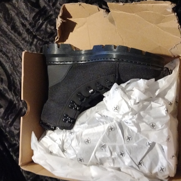 Dr. Martens Women's Combs Poly Casual Boots NWT - Picture 2 of 12